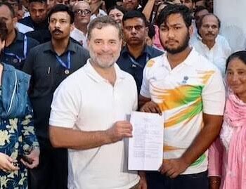 साहिल लोचब मामले में FIR की मांग को लेकर थाने के बाहर धरने पर बैठे राहुल गांधी, 7 घंटे बाद दर्ज हुई शिकायत