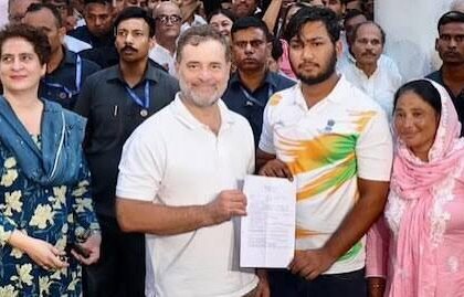 साहिल लोचब मामले में FIR की मांग को लेकर थाने के बाहर धरने पर बैठे राहुल गांधी, 7 घंटे बाद दर्ज हुई शिकायत