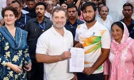 साहिल लोचब मामले में FIR की मांग को लेकर थाने के बाहर धरने पर बैठे राहुल गांधी, 7 घंटे बाद दर्ज हुई शिकायत