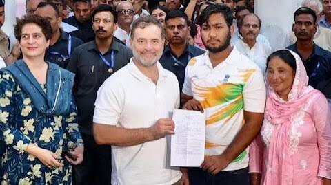 साहिल लोचब मामले में FIR की मांग को लेकर थाने के बाहर धरने पर बैठे राहुल गांधी, 7 घंटे बाद दर्ज हुई शिकायत