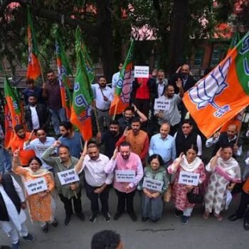 हिमाचल विधानसभा में राष्ट्रगान और वंदे मातरम् को लेकर घमासान, कांग्रेस-BJP ने किया प्रदर्शन
