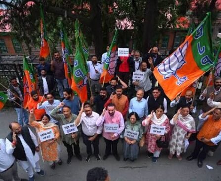 हिमाचल विधानसभा में राष्ट्रगान और वंदे मातरम् को लेकर घमासान, कांग्रेस-BJP ने किया प्रदर्शन