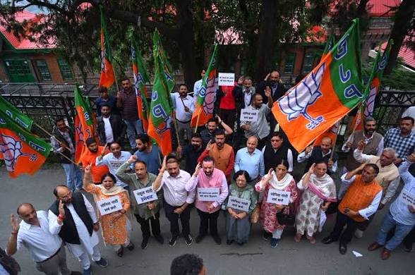 हिमाचल विधानसभा में राष्ट्रगान और वंदे मातरम् को लेकर घमासान, कांग्रेस-BJP ने किया प्रदर्शन