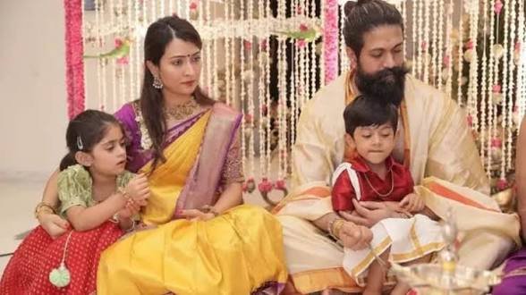 राधिका पंडित ने बच्चों के साथ मनाई वरमहालक्ष्मी पूजा, वीडियो कॉल पर यश ने लिया हिस्सा