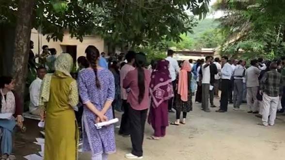 AIAPGET 2026 में बिजली गुल होने से परीक्षा प्रभावित, जयपुर सेंटर पर अभ्यर्थियों का हंगामा