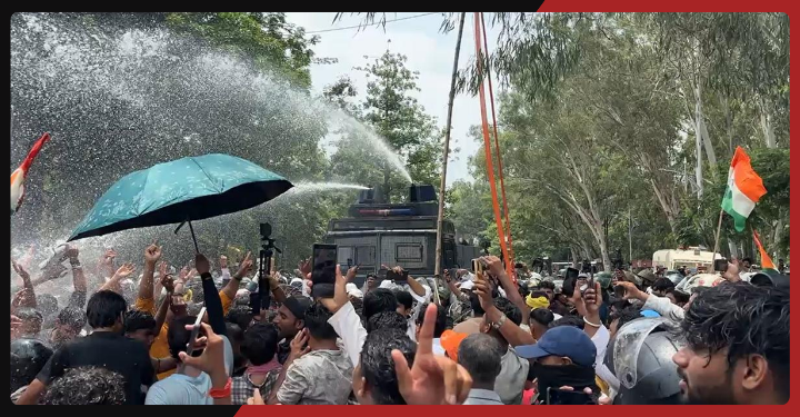 झारखंड में छात्रों का विधानसभा मार्च उग्र, बैरिकेडिंग तोड़ने पर पुलिस ने छोड़े आंसू गैस के गोले
