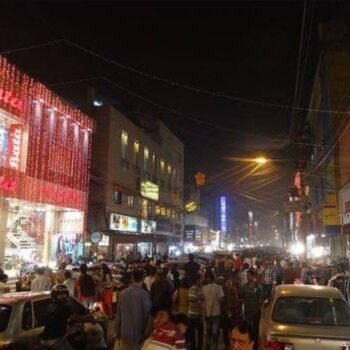 दिल्ली में दिनदहाड़े करोड़ों की चोरी, कार का शीशा तोड़कर 3 बैग और सूटकेस लेकर फरार हुए चोर