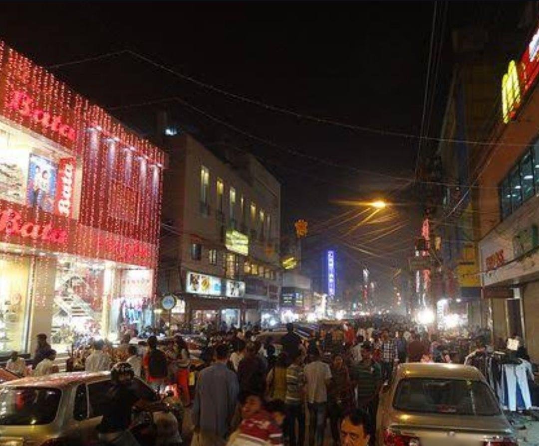 दिल्ली में दिनदहाड़े करोड़ों की चोरी, कार का शीशा तोड़कर 3 बैग और सूटकेस लेकर फरार हुए चोर