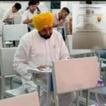 चन्नी की परीक्षा केंद्र से तस्वीर वायरल, CWC बैठक में शामिल न होने पर भी उठे सवाल