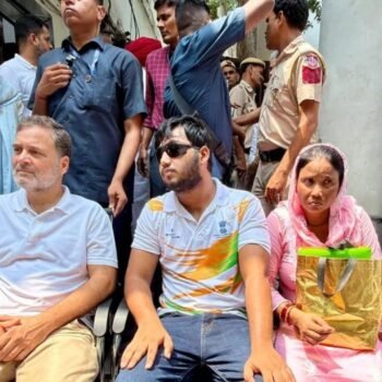‘जब तक FIR नहीं, तब तक नहीं हटेंगे’, पैलेट गन के मुद्दे पर राहुल गांधी का धरना