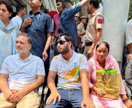 ‘जब तक FIR नहीं, तब तक नहीं हटेंगे’, पैलेट गन के मुद्दे पर राहुल गांधी का धरना