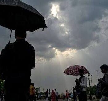 दिल्ली में आज भी छाए रहेंगे बादल, उमस करेगी परेशान; हल्की बारिश के आसार