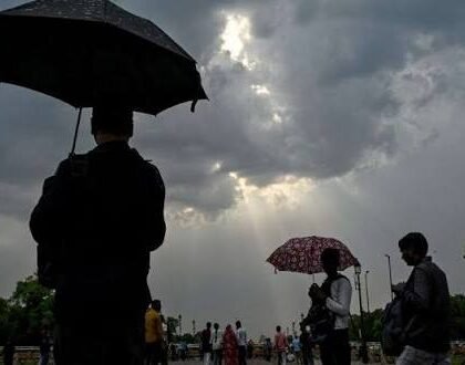 दिल्ली में आज भी छाए रहेंगे बादल, उमस करेगी परेशान; हल्की बारिश के आसार