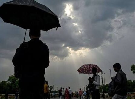 दिल्ली में आज भी छाए रहेंगे बादल, उमस करेगी परेशान; हल्की बारिश के आसार