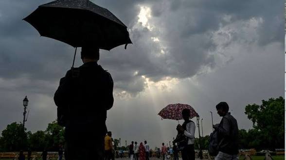 दिल्ली में आज भी छाए रहेंगे बादल, उमस करेगी परेशान; हल्की बारिश के आसार