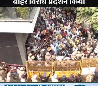 सज्जन कुमार के निधन पर BJP नेताओं के शोक जताने से भड़का विवाद, तरुण चुघ के घर के बाहर किया प्रदर्शन