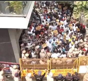सज्जन कुमार के निधन पर BJP नेताओं के शोक जताने से भड़का विवाद, तरुण चुघ के घर के बाहर किया प्रदर्शन