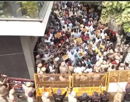 सज्जन कुमार के निधन पर BJP नेताओं के शोक जताने से भड़का विवाद, तरुण चुघ के घर के बाहर किया प्रदर्शन
