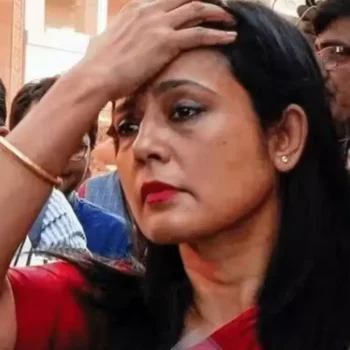महुआ मोइत्रा के खिलाफ अपने ही क्षेत्र में लगे ‘वापस जाओ’ के नारे, काले झंडे लेकर पहुंचे प्रदर्शनकारी