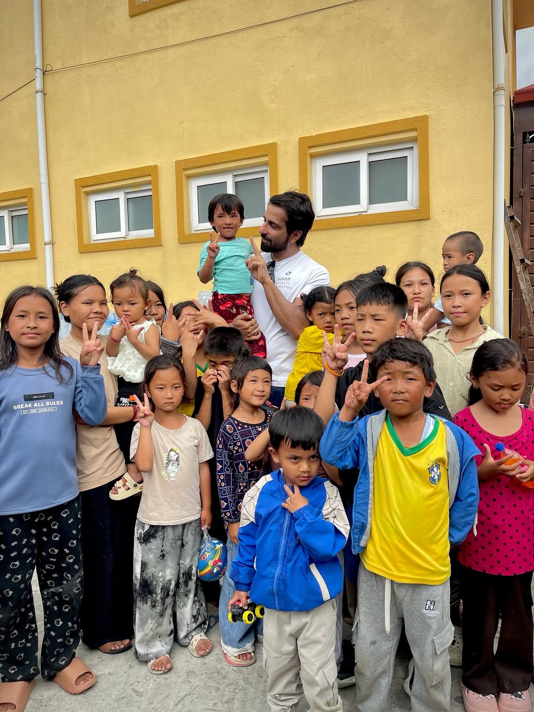 नेपाल बाढ़ पीड़ितों की मदद के लिए आगे आए सोनू सूद, राहत सामग्री लेकर काठमांडू पहुंचे