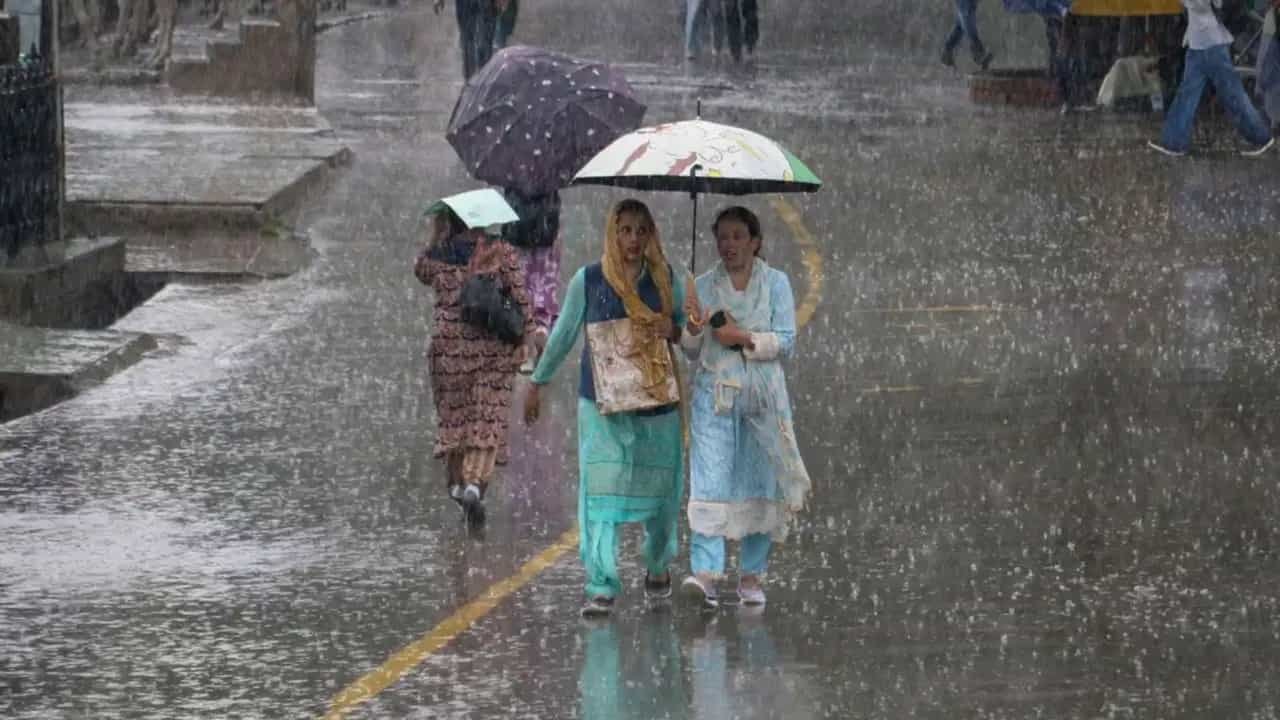 Delhi Weather: दिल्ली में आज भी बारिश के आसार, 4 सितंबर तक जारी रहेगा बरसात का दौर