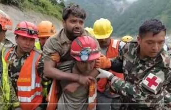 नेपाल में बाढ़ के 9 दिन बाद सुरंग से निकलीं दो जिंदगियां, मलबे में फंसे मजदूरों को जिंदा बचाया गया