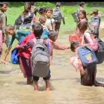 श्रावस्ती में मूसलाधार बारिश से बिगड़े हालात, जान जोखिम में डालकर पढ़ने जा रहे बच्चे