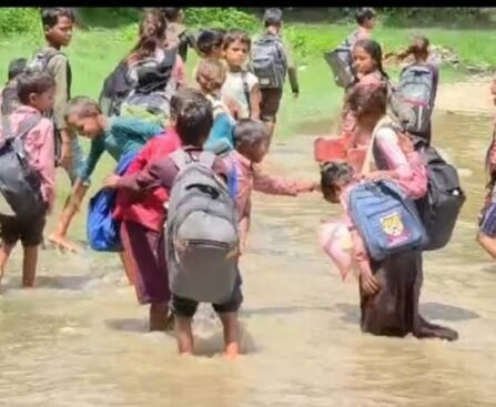 श्रावस्ती में मूसलाधार बारिश से बिगड़े हालात, जान जोखिम में डालकर पढ़ने जा रहे बच्चे