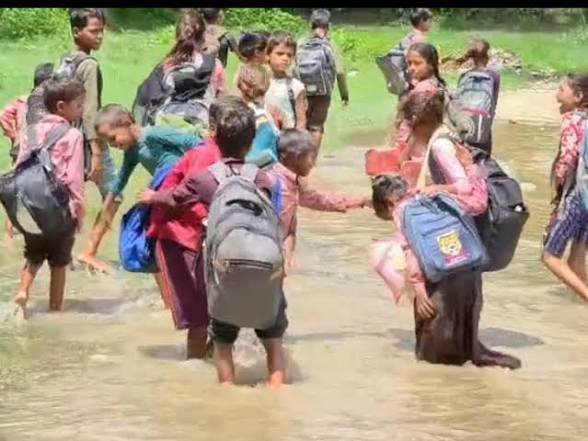 श्रावस्ती में मूसलाधार बारिश से बिगड़े हालात, जान जोखिम में डालकर पढ़ने जा रहे बच्चे