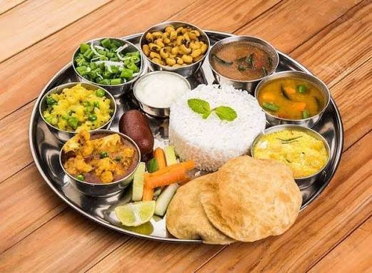दिन में 3 बार खाना या 2 बार? FSSAI CEO के बयान से छिड़ी बहस, जानें वेदों-आयुर्वेद में भोजन को लेकर क्या कहा गया है