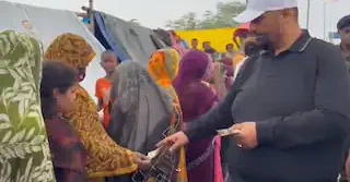 बिहार में बाढ़ के बीच पीड़ितों के बीच पहुंचे पप्पू यादव, 500-500 रुपये की आर्थिक मदद