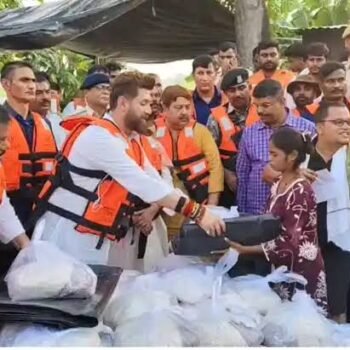 बिहार बाढ़ के बीच चिराग पासवान ने बांटी राहत सामग्री, सामुदायिक रसोई में खुद परोसा खाना