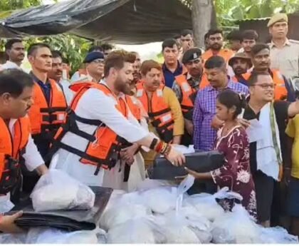 बिहार बाढ़ के बीच चिराग पासवान ने बांटी राहत सामग्री, सामुदायिक रसोई में खुद परोसा खाना