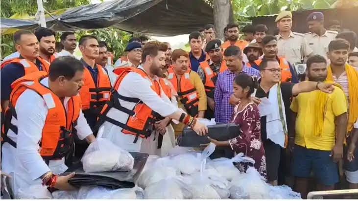बिहार बाढ़ के बीच चिराग पासवान ने बांटी राहत सामग्री, सामुदायिक रसोई में खुद परोसा खाना