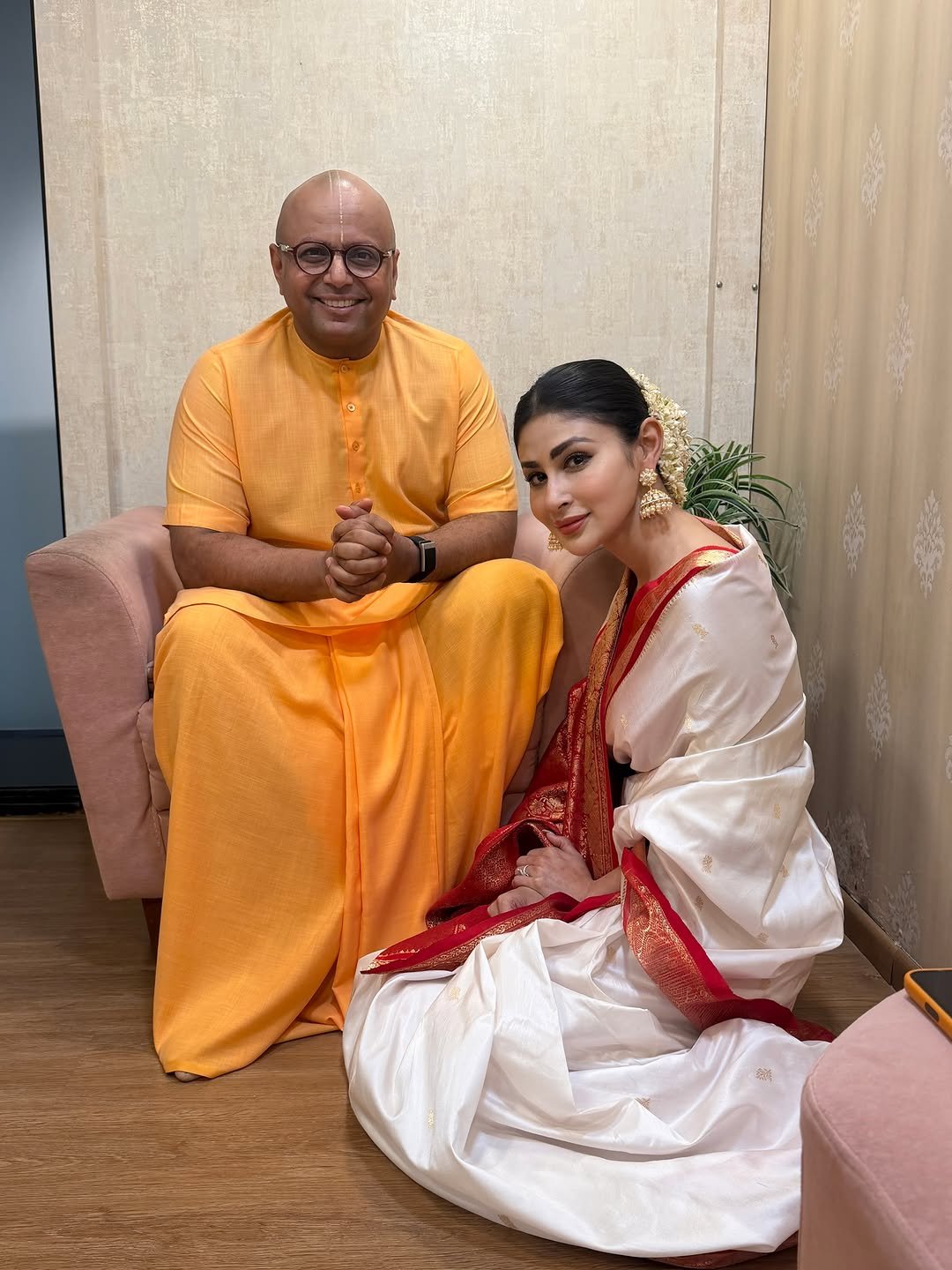 जन्माष्टमी पर कृष्ण भक्ति में डूबीं मौनी रॉय, इस्कॉन मंदिर में की पूजा, गौर गोपाल दास से हुई खास मुलाकात