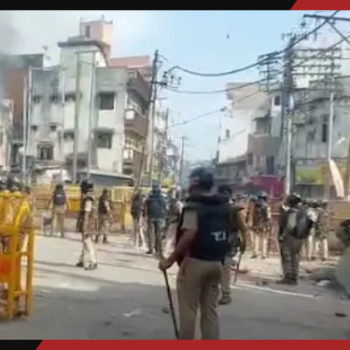 उज्जैन में मस्जिद हटाने को लेकर बवाल, प्रदर्शनकारियों और पुलिस में झड़प के बाद आंसू गैस