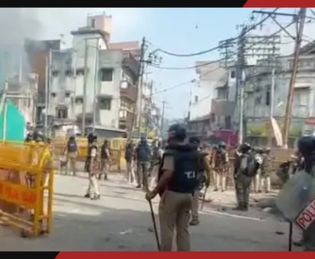 उज्जैन में मस्जिद हटाने को लेकर बवाल, प्रदर्शनकारियों और पुलिस में झड़प के बाद आंसू गैस