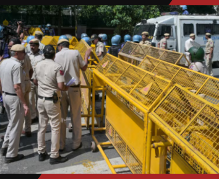 दिल्ली में CEC के खिलाफ प्रदर्शन: ध्रुव राठी हिरासत में, जंतर-मंतर पर कई प्रदर्शनकारियों को पुलिस ने हटाया